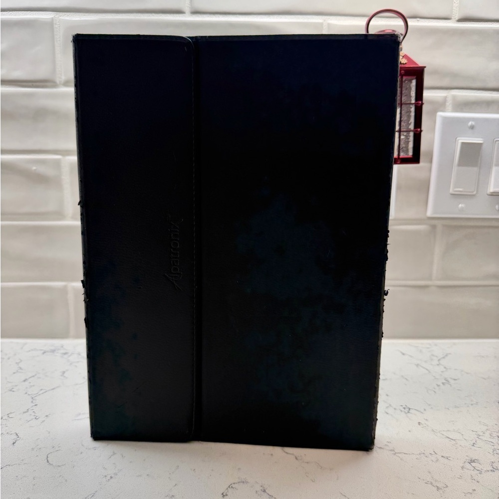 Apple 12.9” iPad Pro 128 GB (2nd Generation) Tablet in Gold comes with 2 cases. - Picture 5 of 16